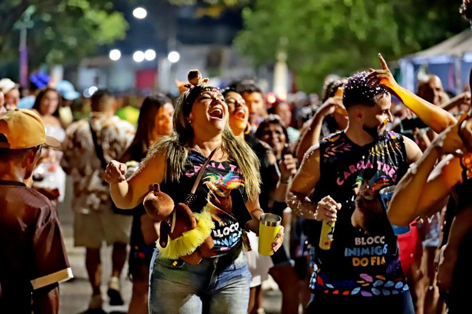 CONFIRA AS FOTOS – CarnaTrês 2025 começa com grande animação em Três Lagoas