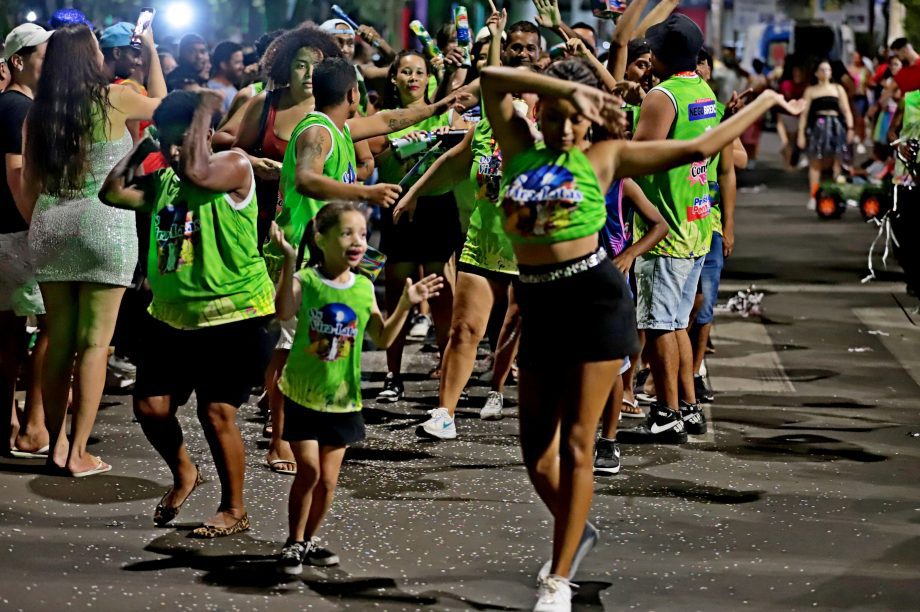 CONFIRA AS FOTOS – CarnaTrês 2025 começa com grande animação em Três Lagoas