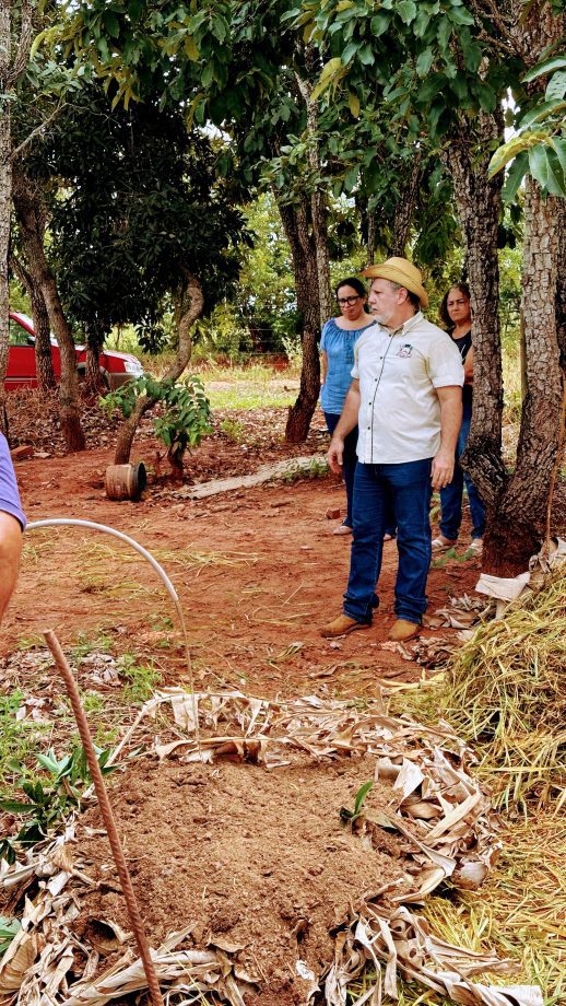 Curso sobre compostagem capacita agricultores do Assentamento Palmeira