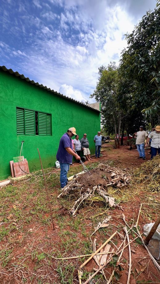 Curso sobre compostagem capacita agricultores do Assentamento Palmeira