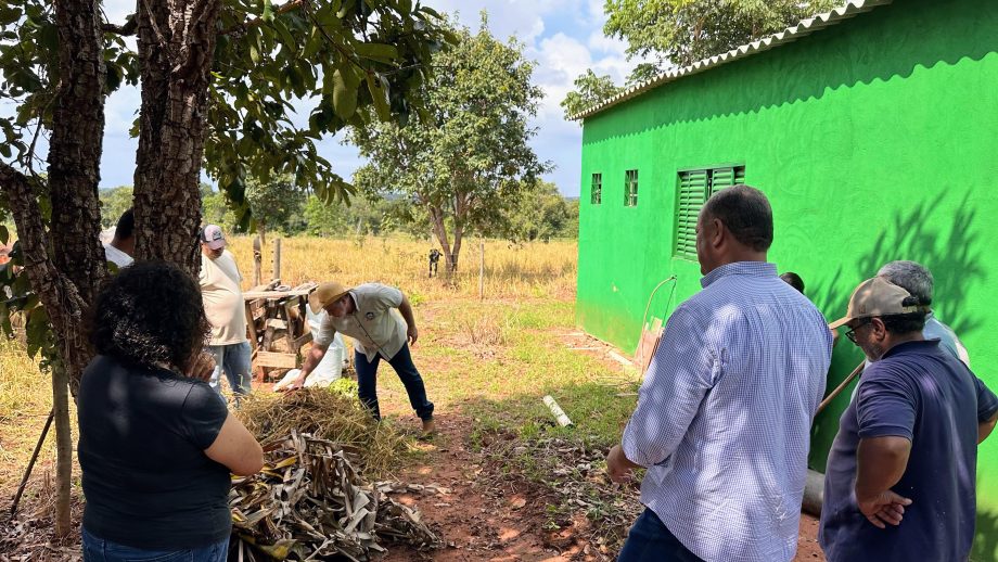 Curso sobre compostagem capacita agricultores do Assentamento Palmeira