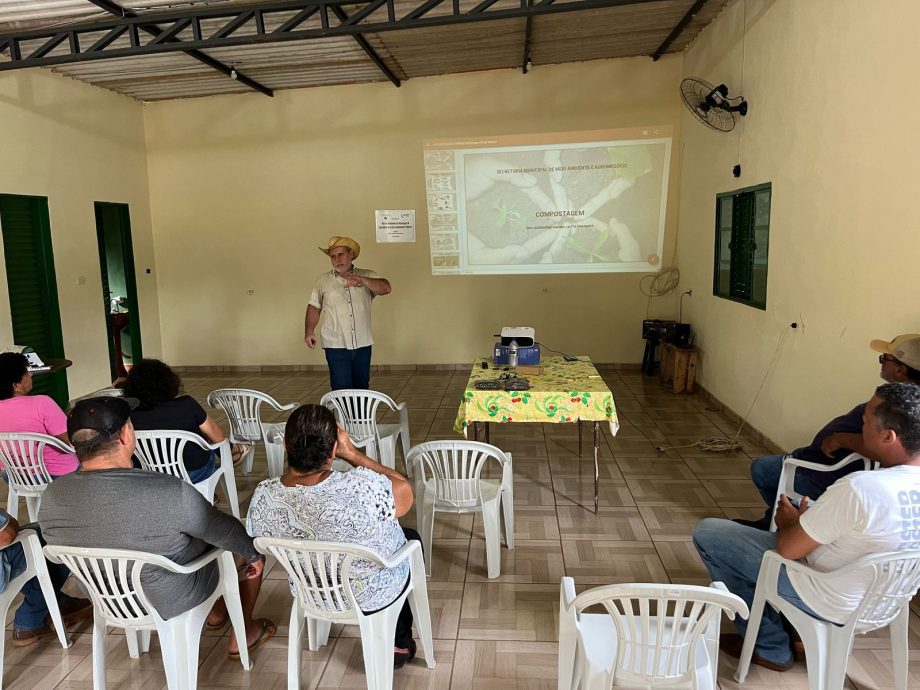 Curso sobre compostagem capacita agricultores do Assentamento Palmeira