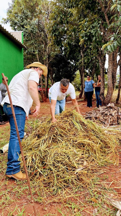 Curso sobre compostagem capacita agricultores do Assentamento Palmeira