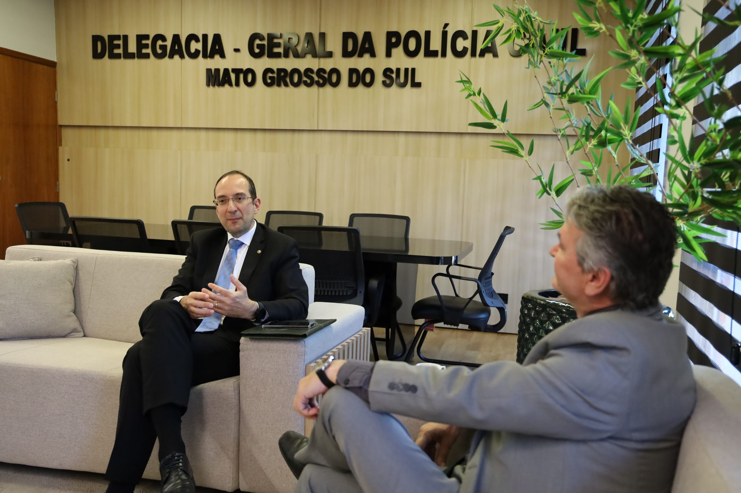 Delegado-Geral da Polícia Civil recebe Defensor Público-Geral para tratar de melhorias no atendimento às mulheres