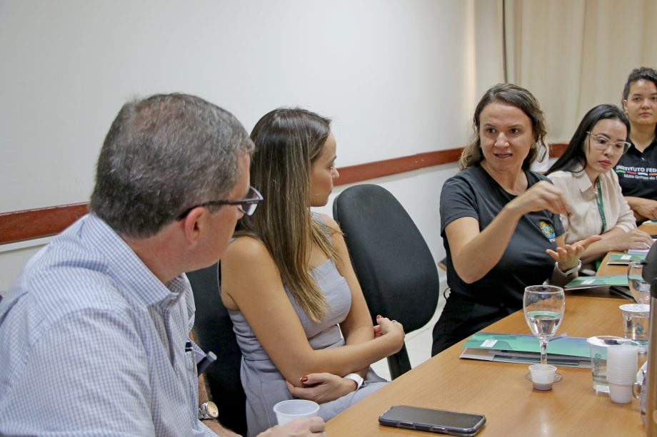 Dr. Cassiano Maia realiza visita no IFMS e no CRAM