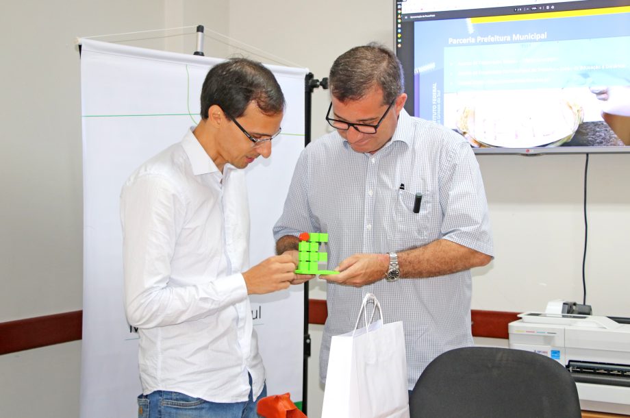 Dr. Cassiano Maia realiza visita no IFMS e no CRAM