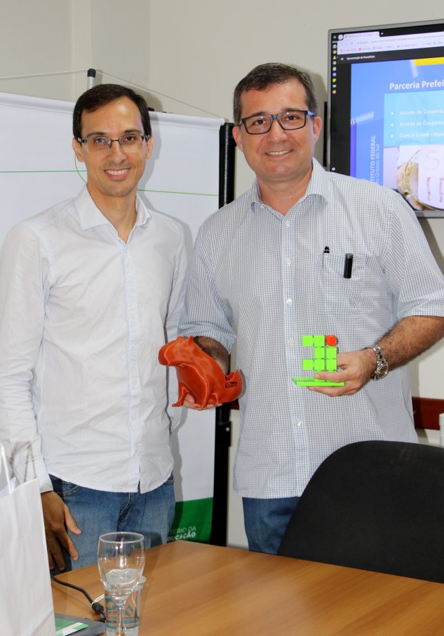 Dr. Cassiano Maia realiza visita no IFMS e no CRAM