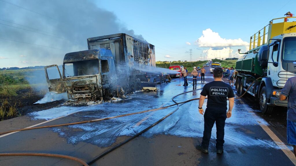 Carreta com carga de Copa Truck pega fogo na BR 262