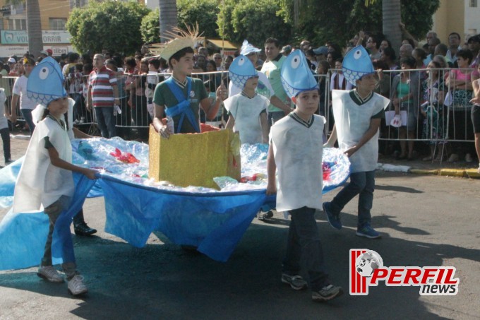 Desfile cívico atrai sete mil pessoas à praça senador Ramez Tebet