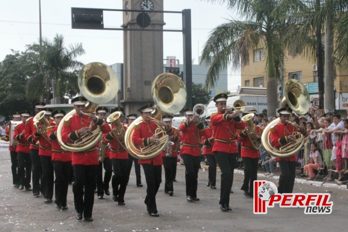 Desfile cívico atrai sete mil pessoas à praça senador Ramez Tebet