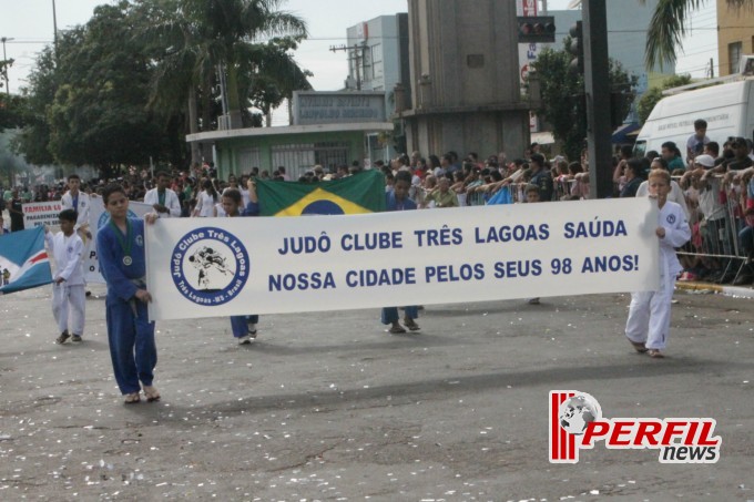 Desfile cívico atrai sete mil pessoas à praça senador Ramez Tebet