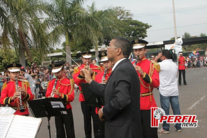 Desfile cívico atrai sete mil pessoas à praça senador Ramez Tebet