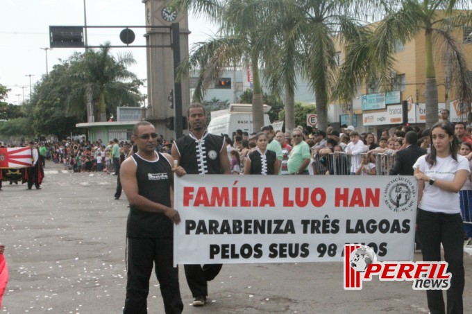 Desfile cívico atrai sete mil pessoas à praça senador Ramez Tebet