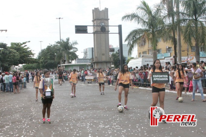 Desfile cívico atrai sete mil pessoas à praça senador Ramez Tebet