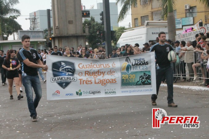 Desfile cívico atrai sete mil pessoas à praça senador Ramez Tebet