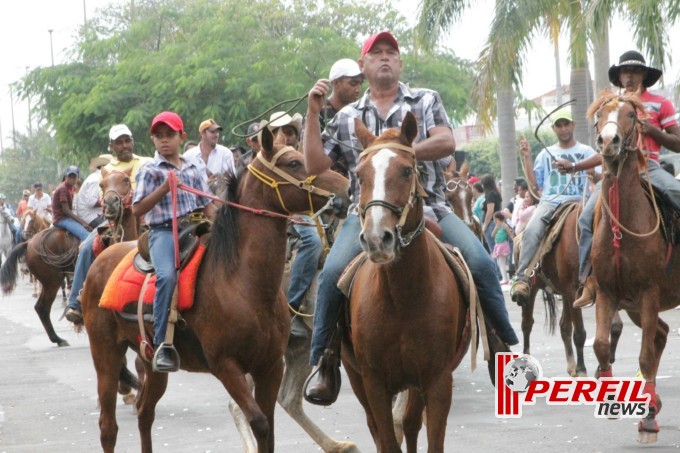 Desfile cívico atrai sete mil pessoas à praça senador Ramez Tebet