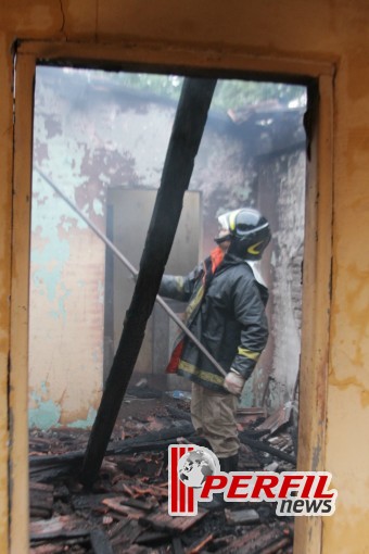 Em Três Lagoas, casa utilizada por usuários de droga é destruída pelo fogo