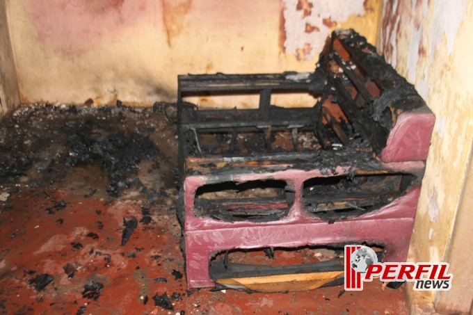Em Três Lagoas, casa utilizada por usuários de droga é destruída pelo fogo