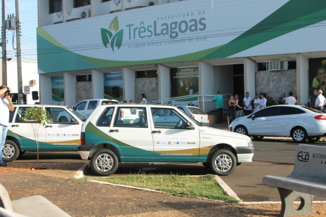 Márcia e Fábio Trad entregam veículos para cinco unidades de saúde
