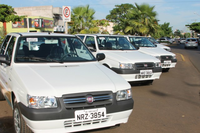 Márcia e Fábio Trad entregam veículos para cinco unidades de saúde