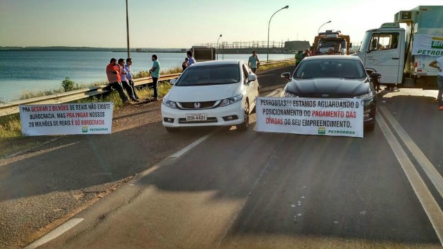 Empresários interditam tráfego na BR-262 em protesto pelo calote da UFN3/Petrobras