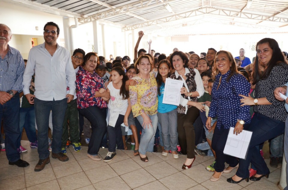 Marcia Moura assina ordem de serviço de obras na Escola Municipal Presidente Médici