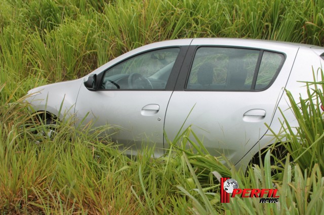 Em Três Lagoas, motorista evita batida e carro vai parar no meio do mato