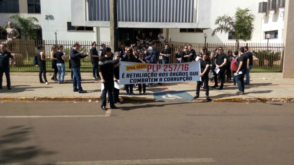 Mais de mil servidores se mobilizam em frente ao Fórum em ato ‘Não ao PLP 257’