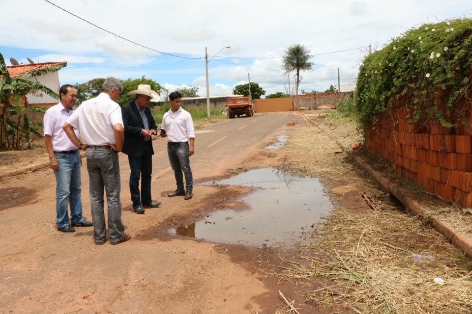 Grande obra de asfalto e drenagem trará solução ao bairro Jardim Dourados