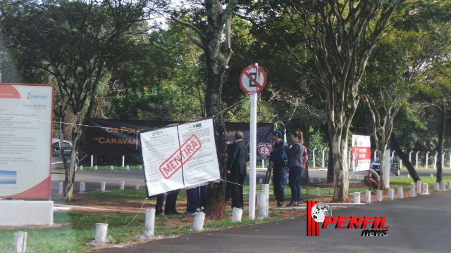 Sem reajuste salarial, policiais civis de MS ‘acampam’ em frente à Governadoria
