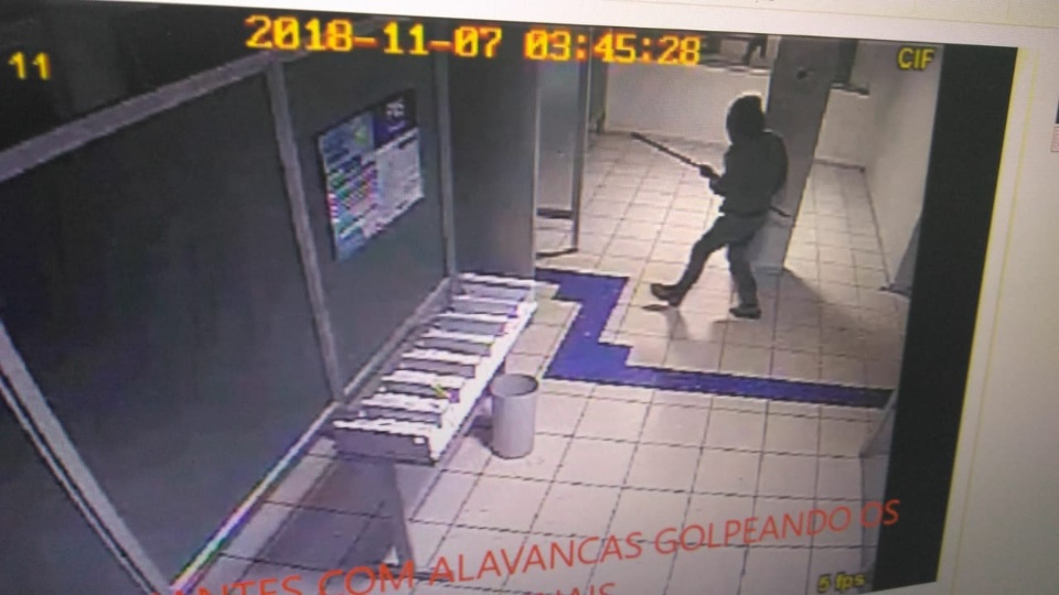 Terror em Chapadão do Sul: bandidos explodem agências bancárias e intimidam moradores e policiais com armamento militar Terror em Chapadão do Sul: bandidos explodem agências bancárias e intimidam moradores e policiais com armamento militar