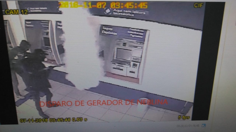 Terror em Chapadão do Sul: bandidos explodem agências bancárias e intimidam moradores e policiais com armamento militar Terror em Chapadão do Sul: bandidos explodem agências bancárias e intimidam moradores e policiais com armamento militar