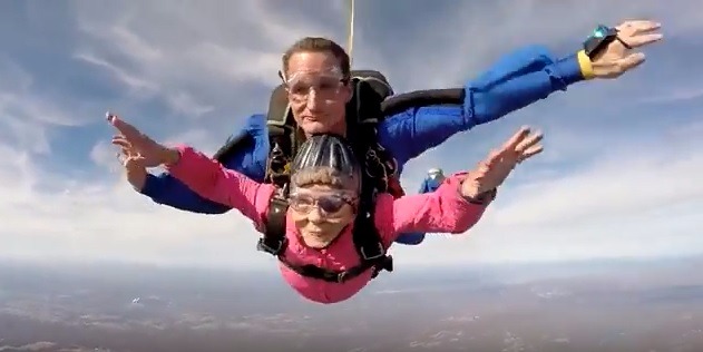 Eila pulou de paraquedas aos 94 anos Foto: Reprodução/YouTube. 