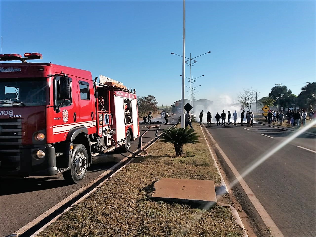 Entrada da cidade ficou bloqueada por duas horas, aproximadamente. (Fotos: Lucas Gustavo/Perfil News).