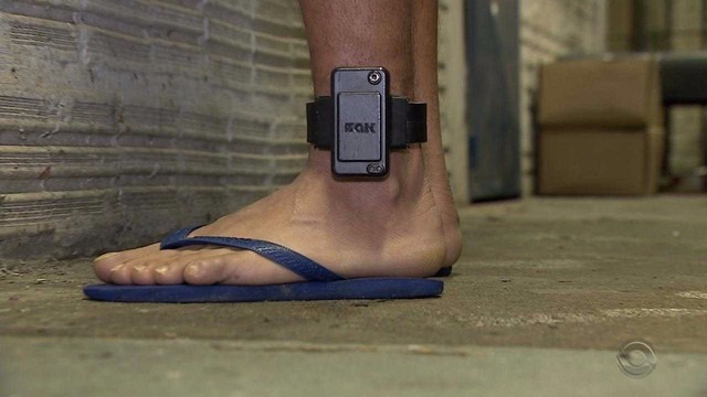 Em cinco anos, mais de 13 mil apenados já foram monitorados pela Susepe graças à tornozeleira eletrônica (Foto: Reprodução/RBS)