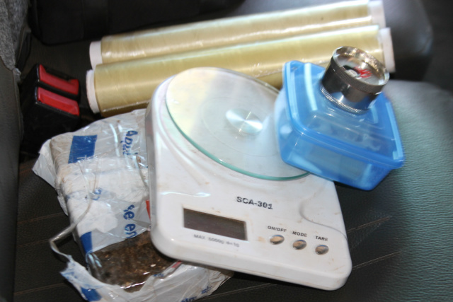 Maconha, balança de precisão, dichavador para cigarro de papel, filme para embalagem, pinos de cocaína encontrados na casa do traficante Anderson Carlos (Foto: Jean Souza)