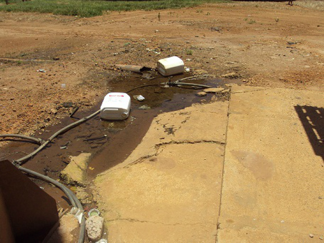 Os resíduos de óleo escorriam por um cano e desaguavam diretamente ao solo com riscos de contaminação do lençol freático (Foto: Divulgação/Assecom)