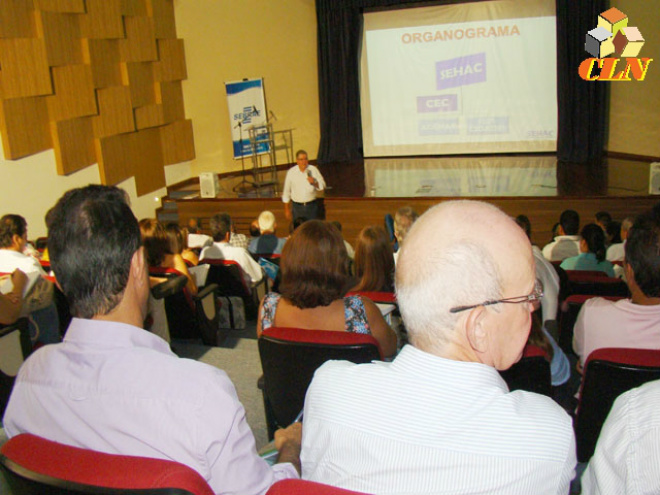 O secretário estadual de habitação, Carlos Marum, conduziu o evento (Foto: Costa Leste News)
