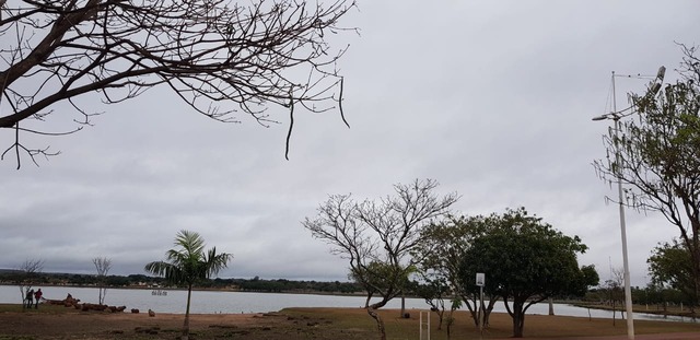 Terça amanhece gelada e com céu nublado em Três Lagoas. (Foto: Ricardo Ojeda/Perfil News).
