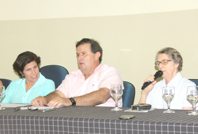 A prefeita Marcia Moura, o deputado estadual Eduardo Rocha, vereadores e diretoria do Hospital Auxiliadora estiveram reunidos para tratar de importante questão a respeito do atendimento à saúde da população (Foto: Divulgação/Assecom)