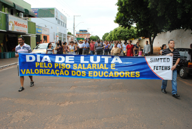 Profissionais de Educação realizam passeata pelo centro de Bataguassu
Foto: Assessoria de Comunicação