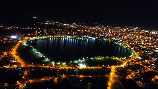 À noite a Lagoa Maior torna-se um ponto de encontro das pessoas que procuram exercitar-se, ou se maravilhar com o brilho que o local proporciona aos visitantes (Foto: Sayuri Baez)