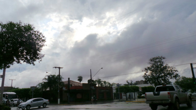 Nuvens de chuva se formam na área central de Três Lagoas. (Foto: Ricardo Ojeda)