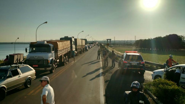Equipes da PRF estão no local para evitar que aconteçam acidentes, enquanto os manifestantes protestam em cima da barragem (Foto: Divulgação)