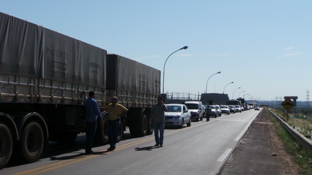 Motoristas que passaram pelo local não puderam seguir viagem e o jeito foi aguardar na fila a liberação da rodovia (Foto: Ricardo Ojeda)