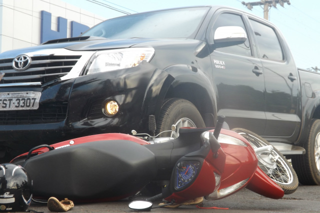 Com a batida, a condutora da moto caiu e sofreu escoriações pelo corpo. Após ser atendida pelo Samu, a mesma foi encaminhada para a Unidade de Pronto Atendimento (Foto: Edivelton Kologi)