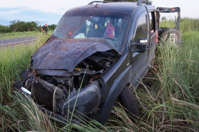 A Doblô ficou toda retorcida, após o capotamento às margens da BR-267 (Foto: Rádio Portal News)