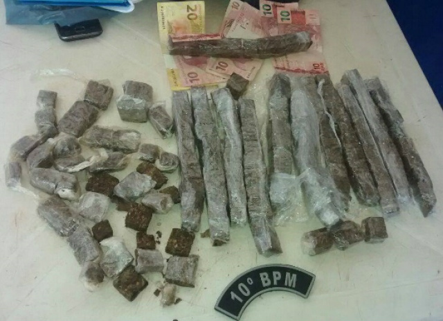 Com o adolescente  foi localizado uma quantia em dinheiro e em buscas no terreno baldio, os policiais localizaram uma sacola contendo 164 porções de maconha, com o peso total de 1 k 4 g (um quilo e quatro gramas) (Foto: Divulgação/PM MS)