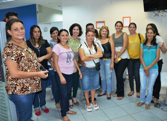 A prefeita Marcia Moura junto com futuras moradoras do Residencial Orestinho durante sorteio de endereços na Caixa Econômica Federal (Foto: Assessoria)