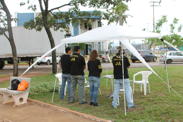 Policiais Federais cruzam os braços em frente a Delegacia (Foto: Nelson Roberto)